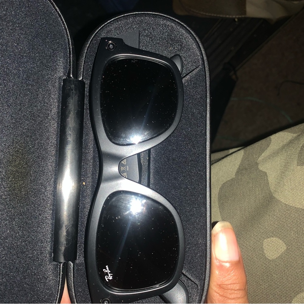 Ray ban stories has 2 cameras speakers on top an bottom so can play music